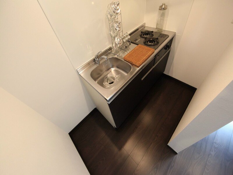 物件内観写真7　(システムキッチン（ガス2口）冷蔵庫・レンジ等ご用意できます)