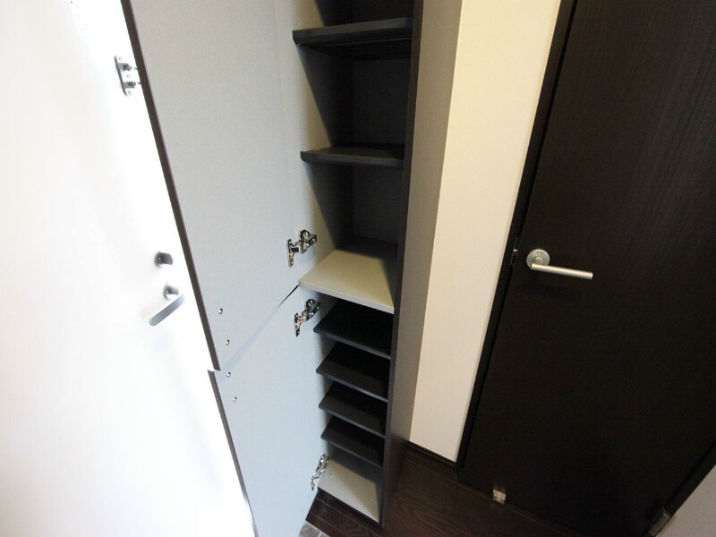 物件内観写真8　(玄関　シューズボックス付（収納充実してます）)