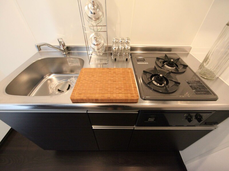 物件内観写真17　(システムキッチン（ガス2口）冷蔵庫・レンジ等ご用意できます)