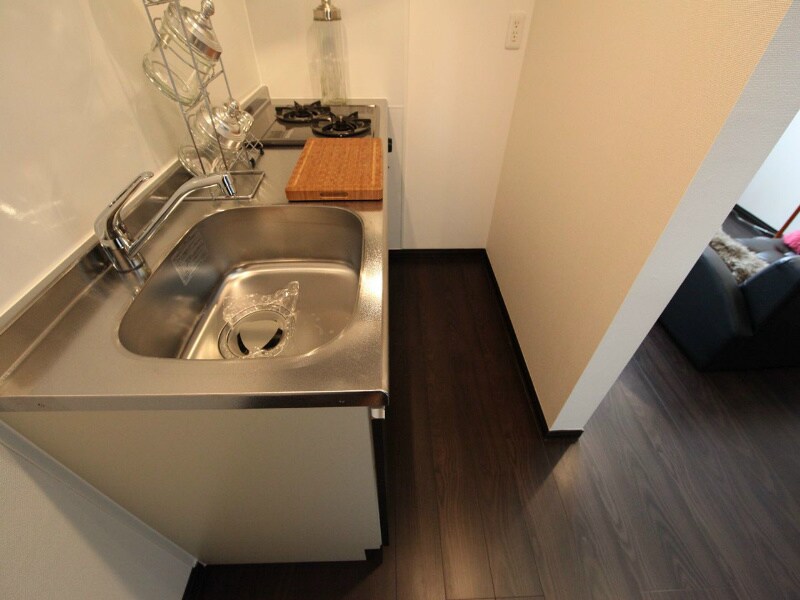 物件内観写真24　(システムキッチン（ガス2口）冷蔵庫・レンジ等ご用意できます)