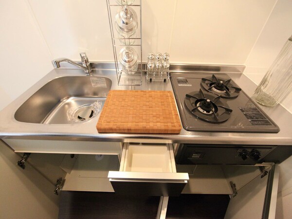 キッチン(システムキッチン（ガス2口）冷蔵庫・レンジ等ご用意できます)