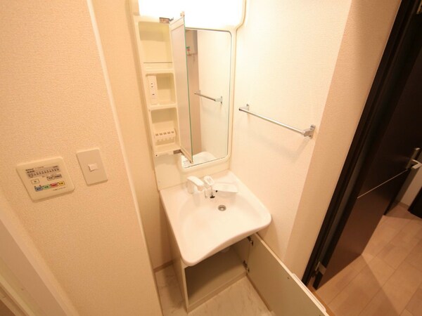洗面所(脱衣所　独立洗面台（シャンプードレッサー）洗濯機用意できます)