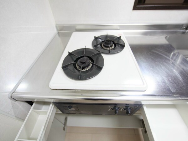 キッチン(システムキッチン（ガス２口）冷蔵庫・レンジ等ご用意できます)