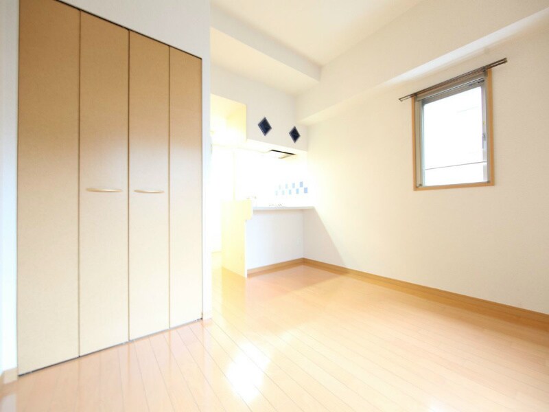 物件内観写真12　(洋室9帖　クローゼット付（収納充実してます）)