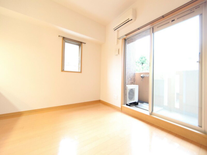 物件内観写真13　(洋室9帖　クローゼット付（収納充実してます）)