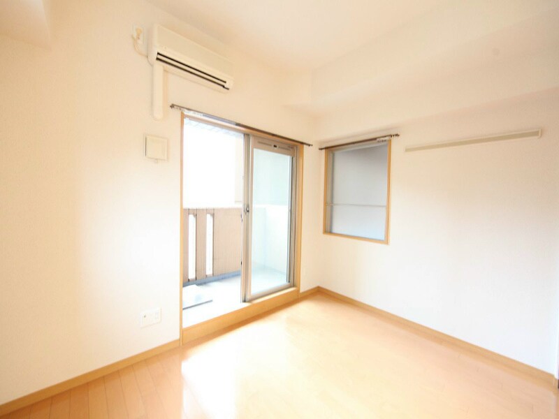 物件内観写真14　(洋室9帖　クローゼット付（収納充実してます）)