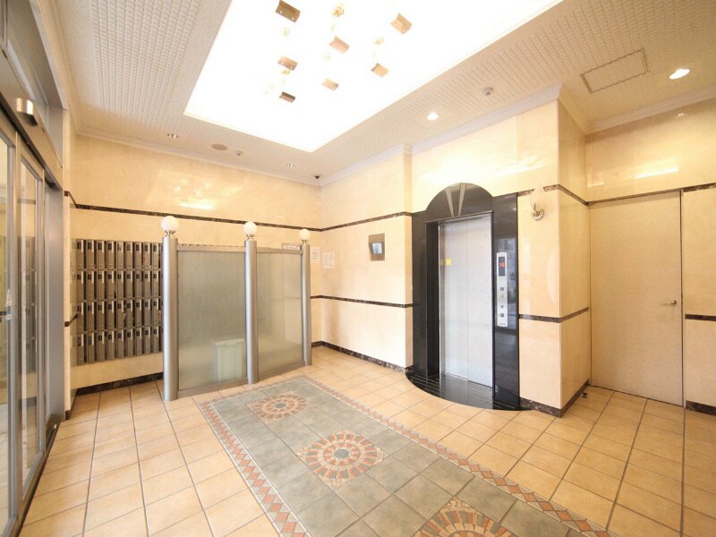 物件内観写真28　(エントランス　オートロック　防犯カメラ　宅配BOX)