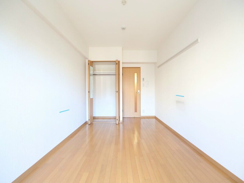 物件内観写真2　(洋室8帖　クローゼット（収納充実してます）)