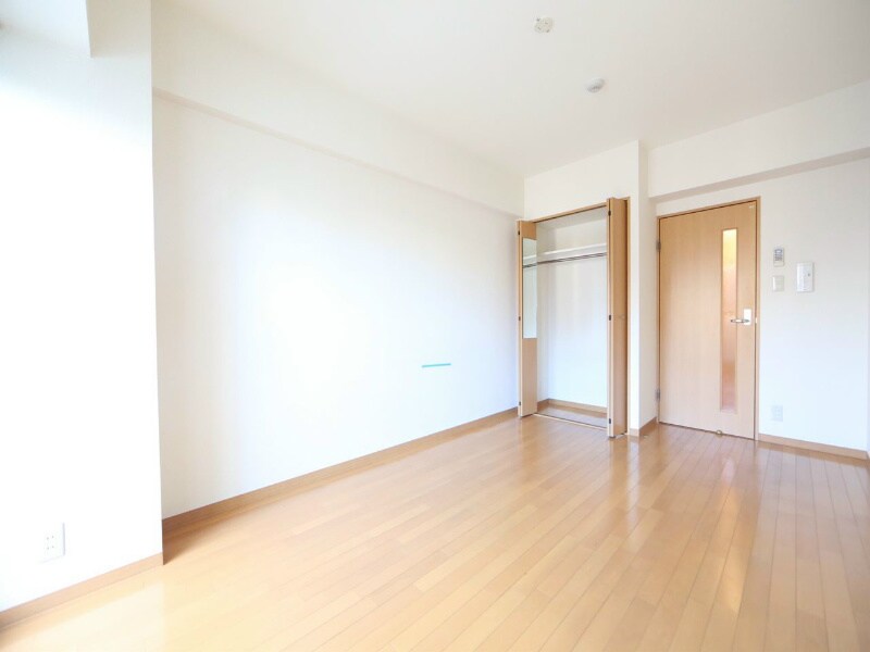 物件内観写真9　(洋室8帖　クローゼット（収納充実してます）)