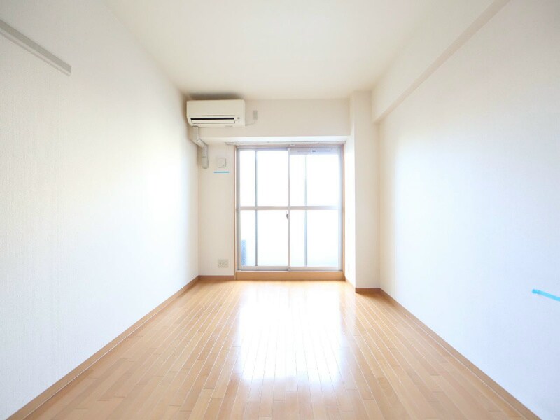 物件内観写真14　(洋室8帖　エアコン完備　南面バルコニー)