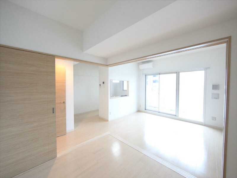 物件内観写真2　(ＬＤＫ14.9帖　洋室4.5帖　つなげても仕切っても使えます)