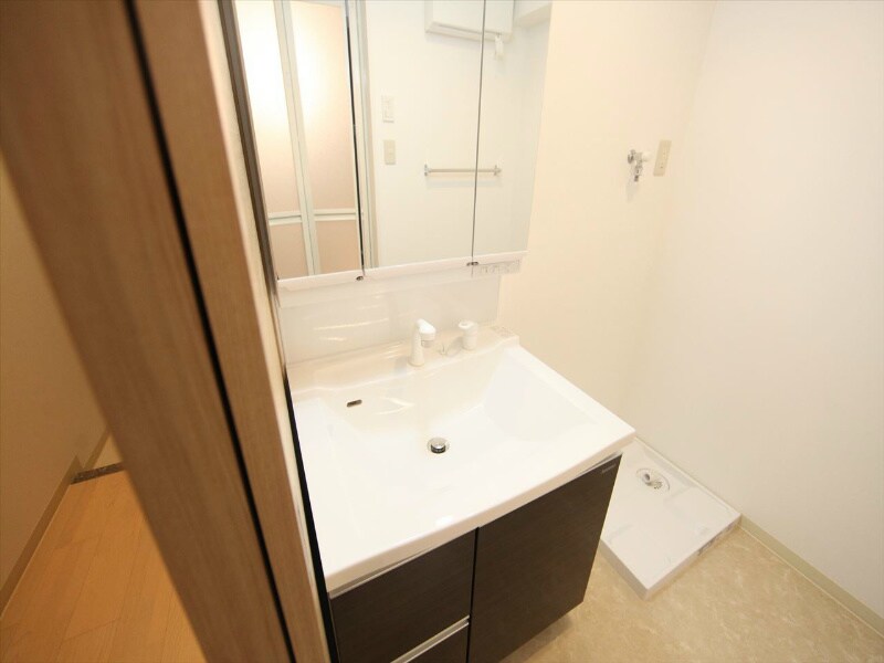 物件内観写真4　(脱衣所　独立洗面台（シャンプードレッサー付）収納スペース有)