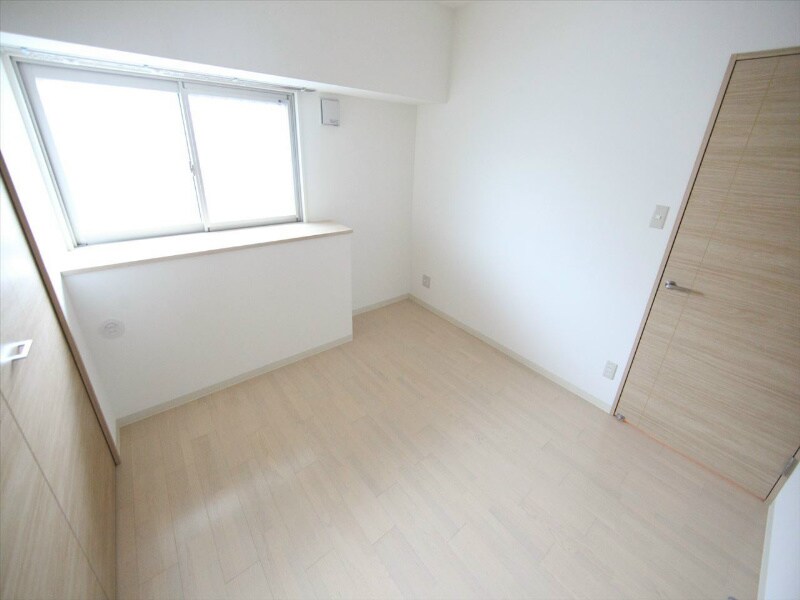 物件内観写真9　(洋室6帖　クローゼット付（収納充実してます）)