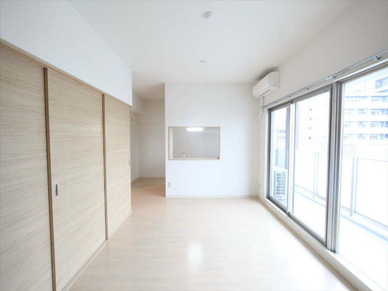 物件内観写真12　(ＬＤＫ14.9帖　カウンターキッチン　南面バルコニー)