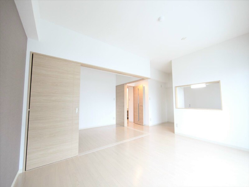 物件内観写真13　(ＬＤＫ14.9帖　洋室4.5帖　つなげても仕切っても使えます)