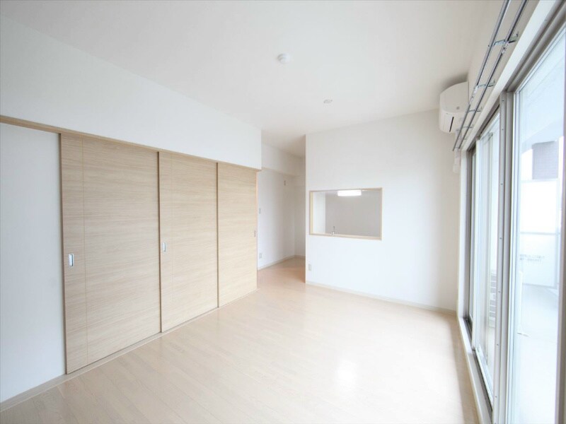 物件内観写真14　(ＬＤＫ14.9帖　カウンターキッチン　南面バルコニー)