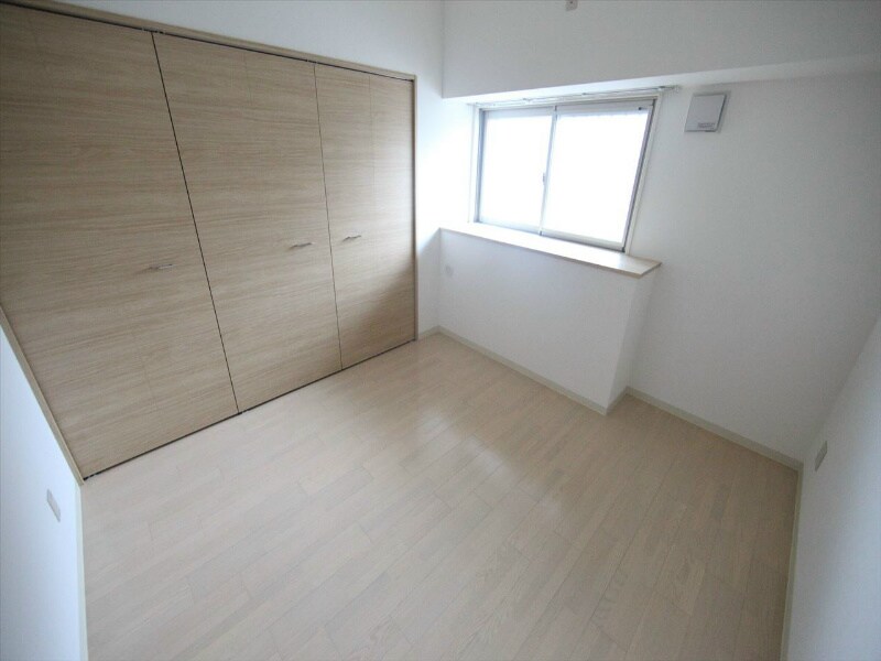 物件内観写真15　(洋室6帖　クローゼット付（収納充実してます）)