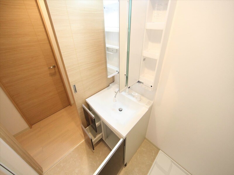 物件内観写真17　(脱衣所　独立洗面台（シャンプードレッサー付）収納スペース有)