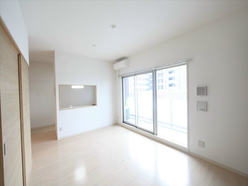 物件内観写真19　(ＬＤＫ14.9帖　カウンターキッチン　南面バルコニー)