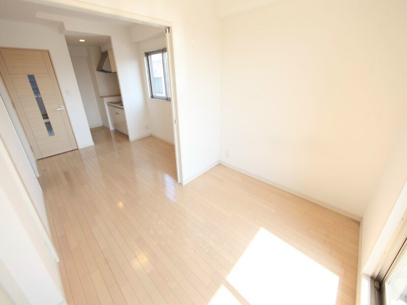 物件内観写真2　(洋室4.3帖　DK7.6帖と繋げても仕切っても使えます)