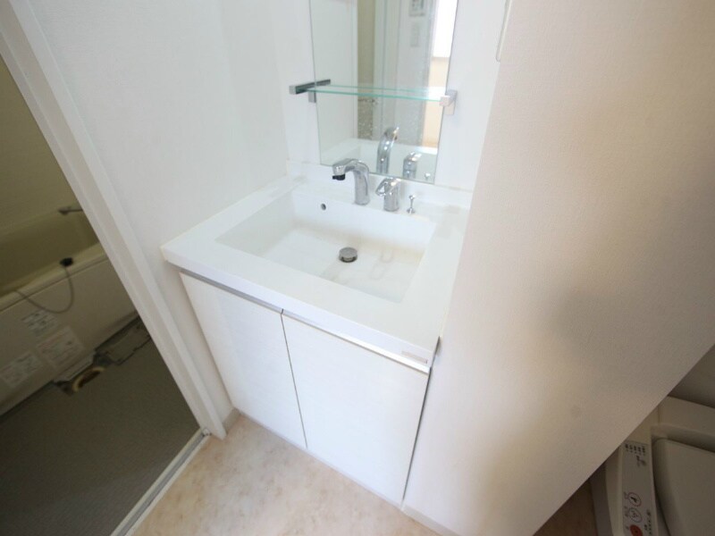 物件内観写真3　(脱衣所　独立洗面台付（シャンプードレッサー付）温水洗浄便座付)