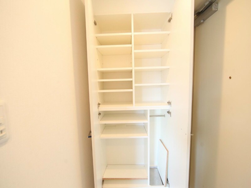 物件内観写真6　(玄関　シューズボックス付（収納充実してます）)