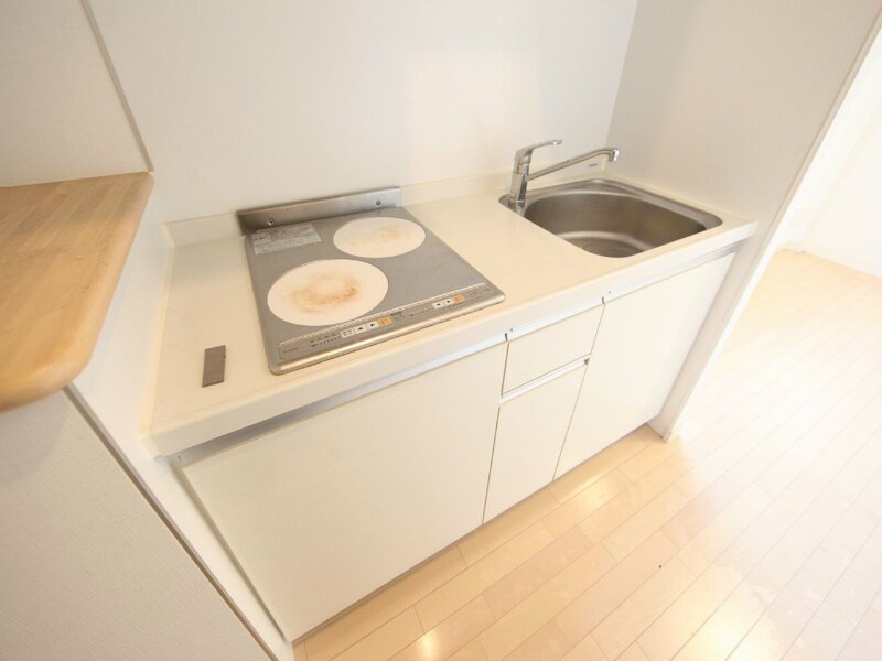 物件内観写真7　(システムキッチン（ＩＨ2口）冷蔵庫レンジ等ご用意できます)