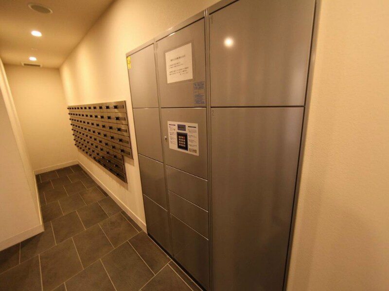 物件内観写真24　(エントランス　宅配ＢＯＸ付　不在時に荷物を受け取ることができ)