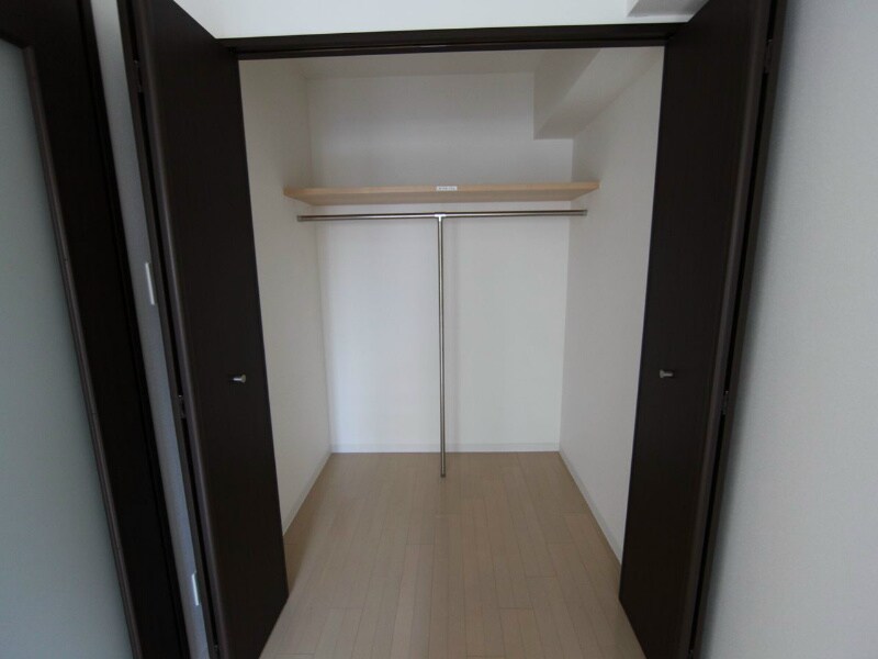 物件内観写真8　(クローゼット　収納充実してます)