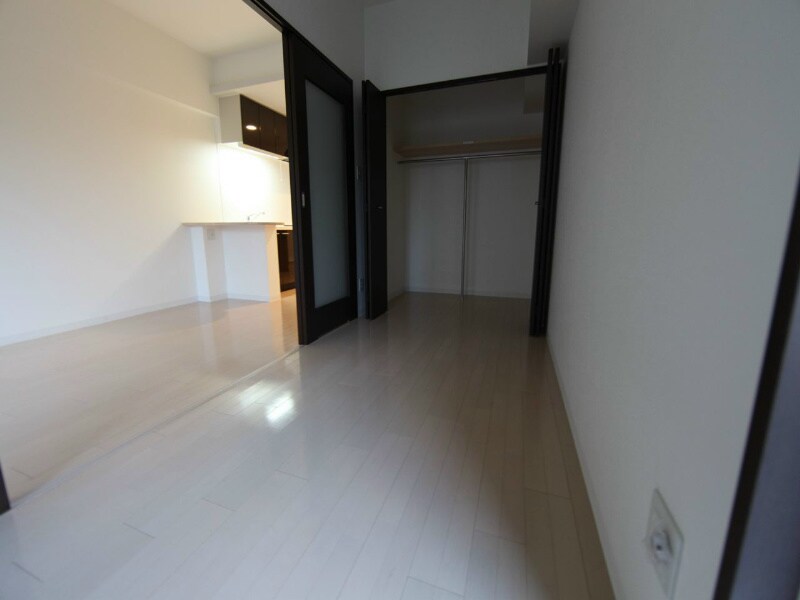 物件内観写真9　(洋室5.4帖　ＬＤＫ10.4帖　クローゼット付)