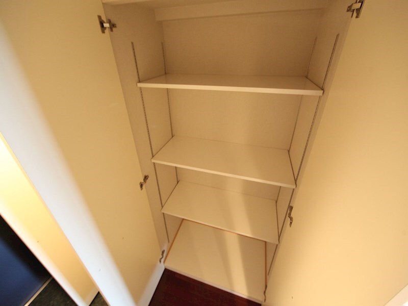 物件内観写真13　(廊下にある収納（収納充実してます）)