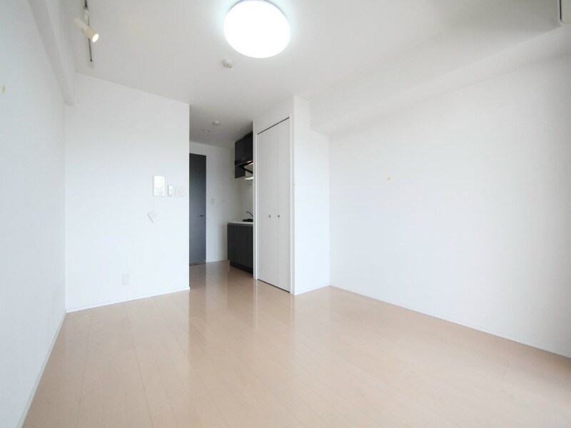 物件内観写真2　(洋室9.4帖　クローゼット付（収納充実してます）)