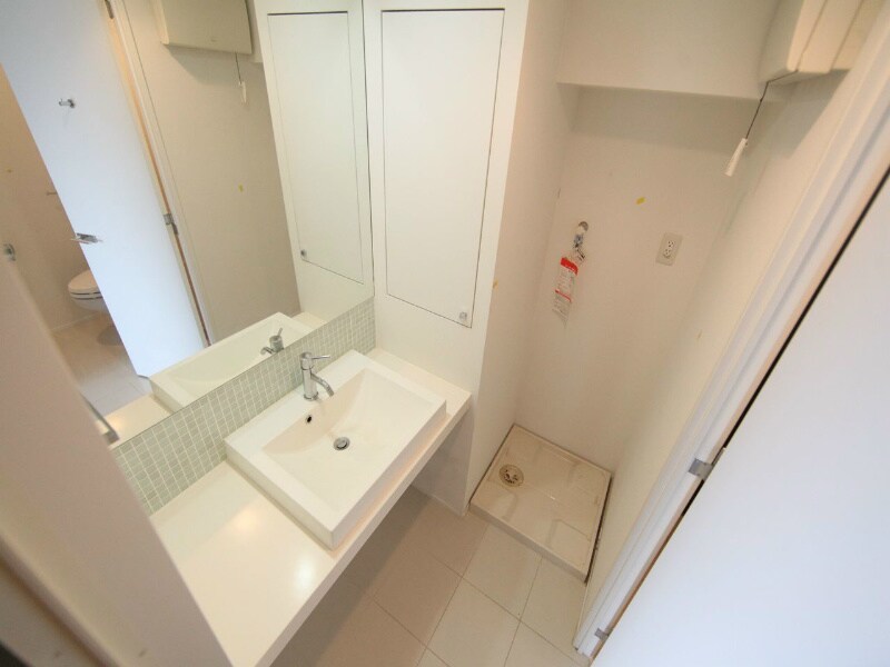 物件内観写真3　(脱衣所　オシャレな独立洗面台付　洗濯機ご用意できます)