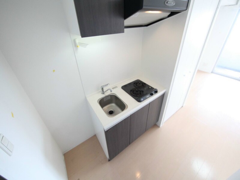 物件内観写真7　(システムキッチン（ガス2口）冷蔵庫・レンジ等ご用意できます)