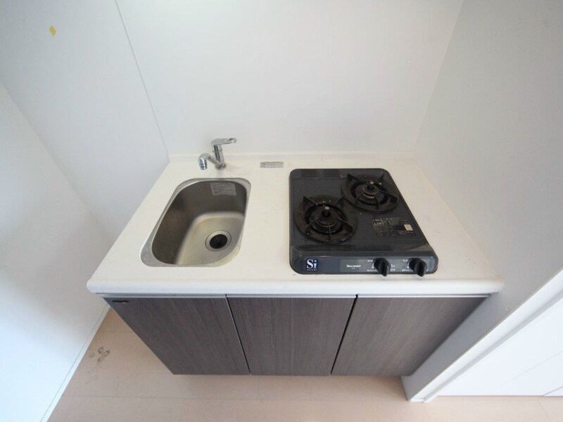 物件内観写真15　(システムキッチン（ガス2口）冷蔵庫・レンジ等ご用意できます)