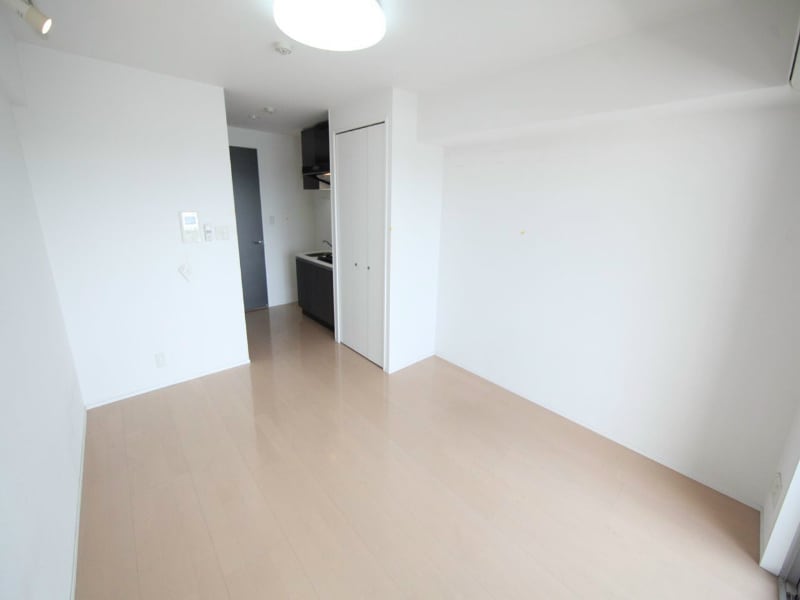 物件内観写真33　(洋室9.4帖　クローゼット付（収納充実してます）)