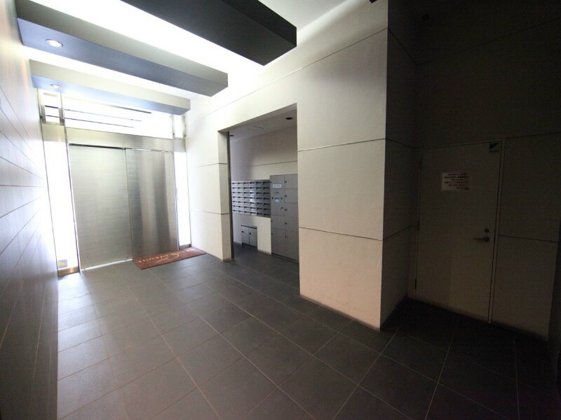 物件内観写真35　(エントランス　　防犯カメラ付　オートロック　宅配ＢＯＸ)