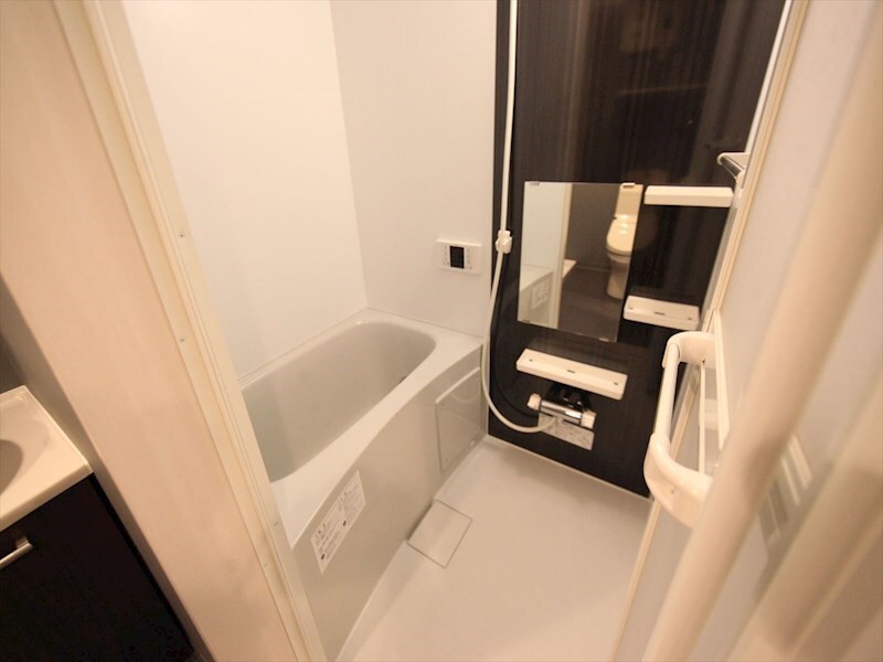 物件内観写真3　(追い焚き機能付　オートバス機能付バスルーム)