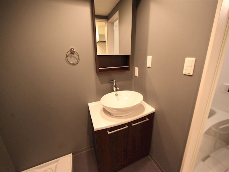 物件内観写真19　(脱衣所　デザイン独立洗面台　収納スペース有)