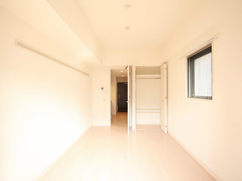 物件内観写真2　(洋室6.8帖　クローゼット付（収納充実してます）)