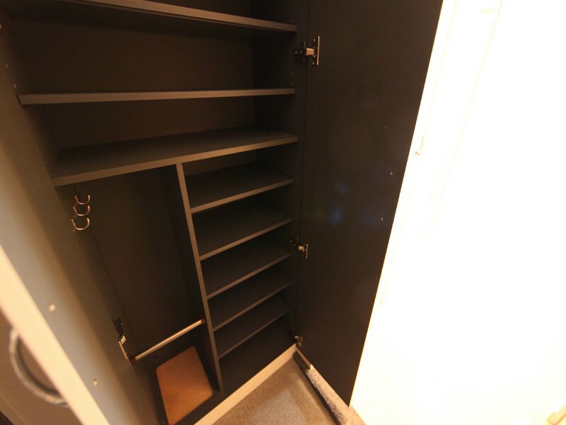 物件内観写真6　(玄関　シューズボックス（収納充実してます）)