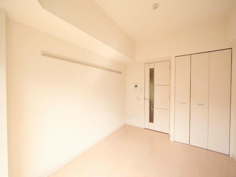 物件内観写真9　(洋室6.8帖　クローゼット付（収納充実してます）)