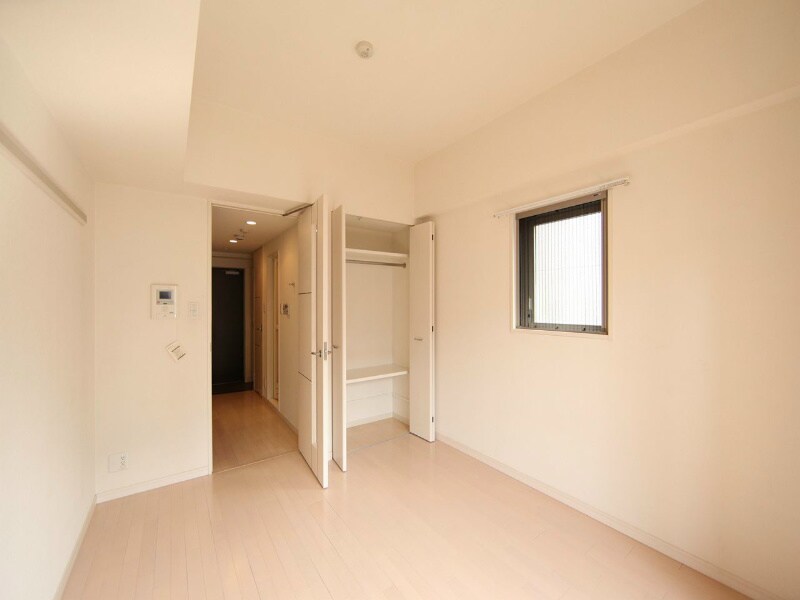 物件内観写真11　(洋室6.8帖　クローゼット付（収納充実してます）)