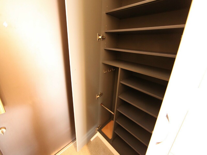物件内観写真26　(玄関　シューズボックス（収納充実してます）)