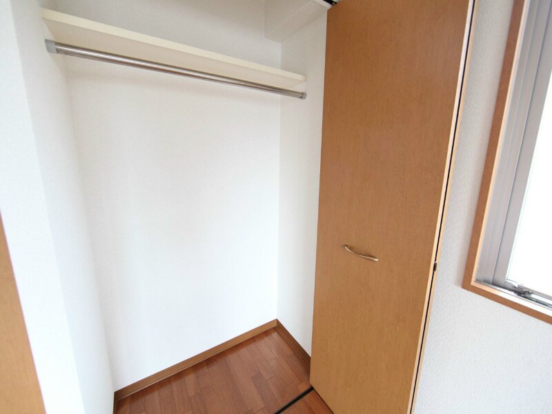 物件内観写真6　(クローゼット　収納充実してます)