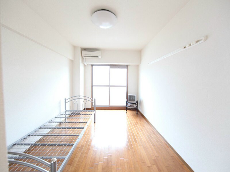 物件内観写真10　(洋室8.4帖　南面バルコニー　エアコン付)