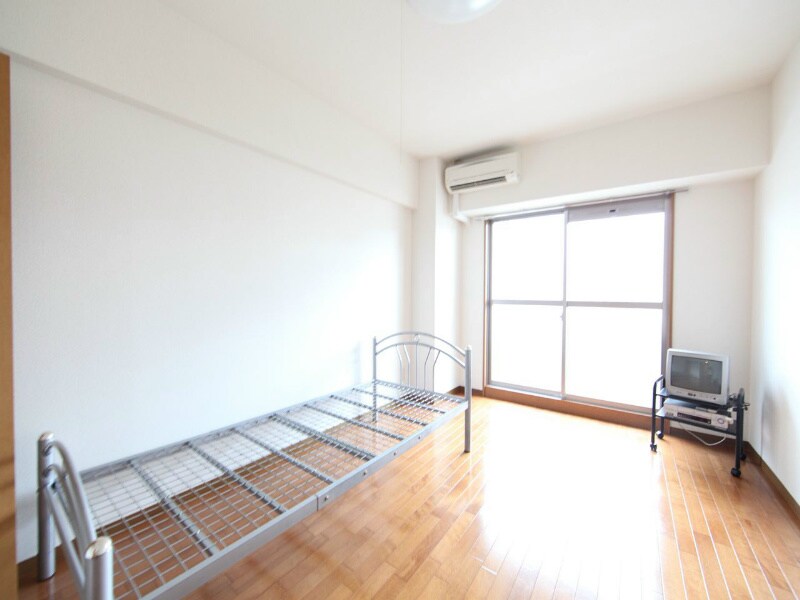 物件内観写真16　(洋室8.4帖　エアコン付　南面バルコニー)