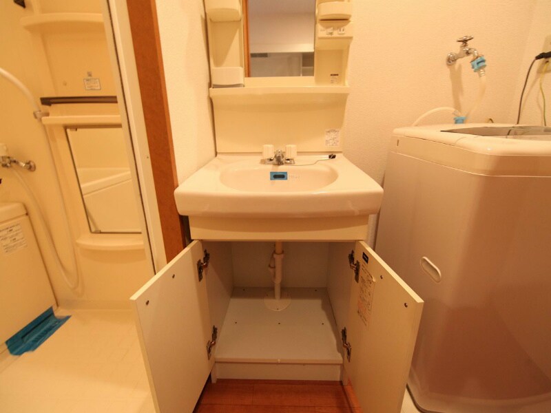 物件内観写真17　(独立洗面台　収納スペース有)