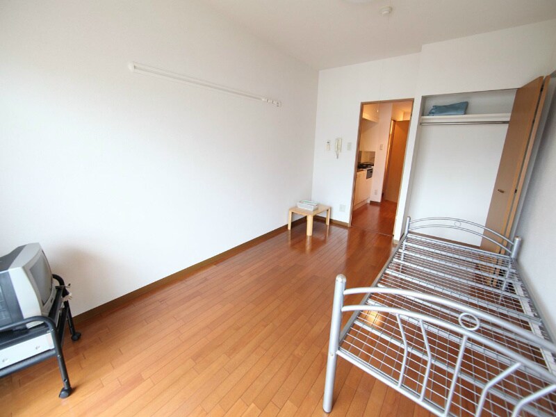 物件内観写真18　(洋室8.4帖　クローゼット付（収納充実してます）)