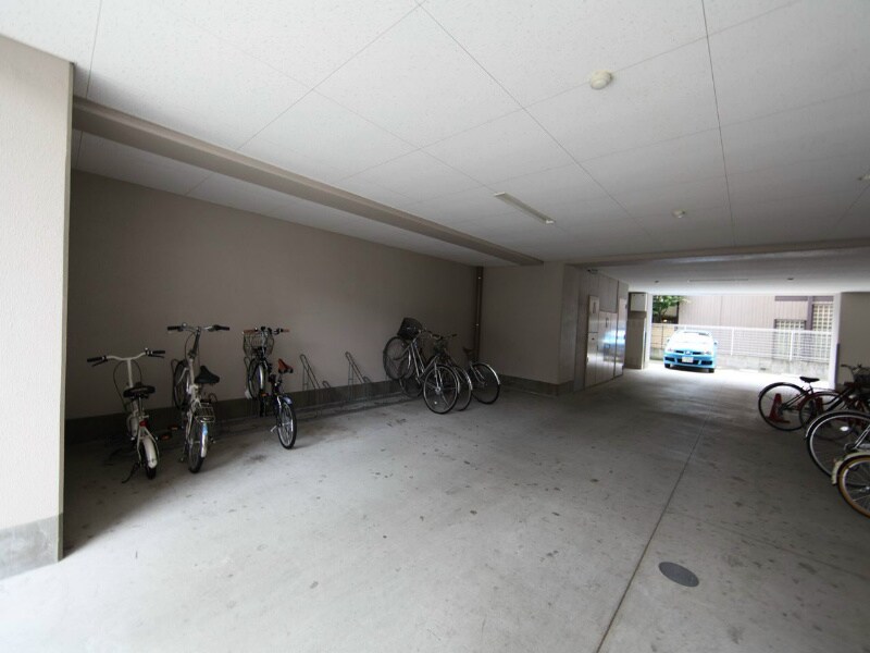 物件内観写真25　(屋根付き駐輪場　敷地内平面駐車場)